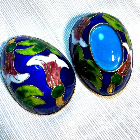 Porcelain Egg shaped Clossoine Trinket Box - Picture 1 of 9